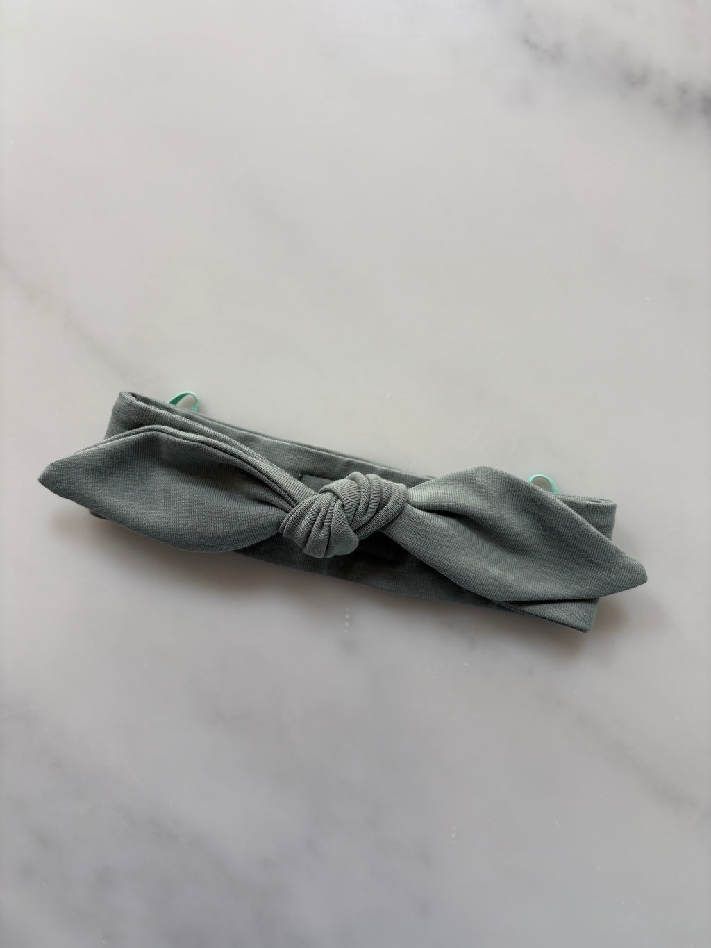 Diadema con lazo de color sólido para implante coclear/audífono