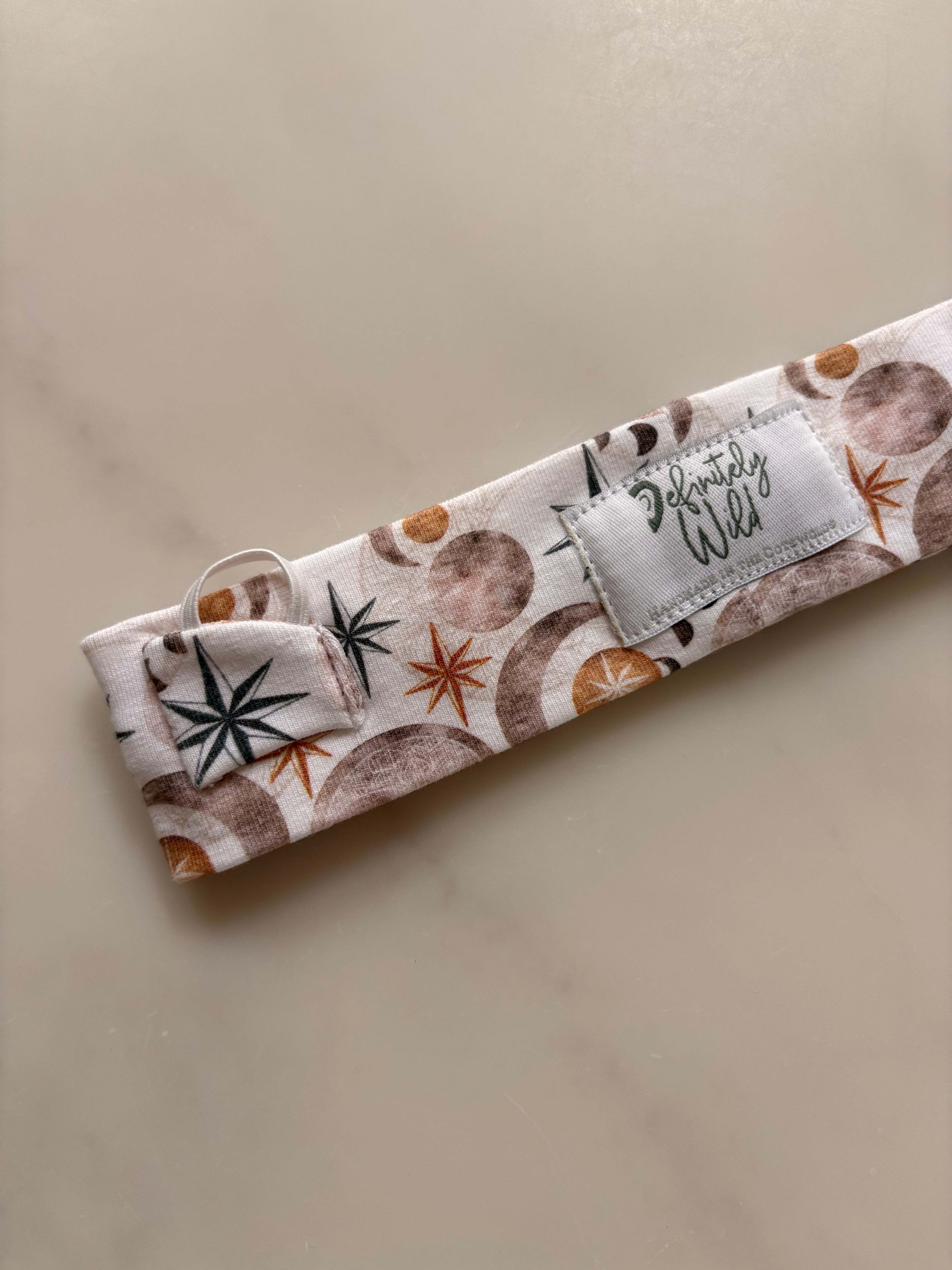 Diadema con lazo de camuflaje para implante coclear/audífono