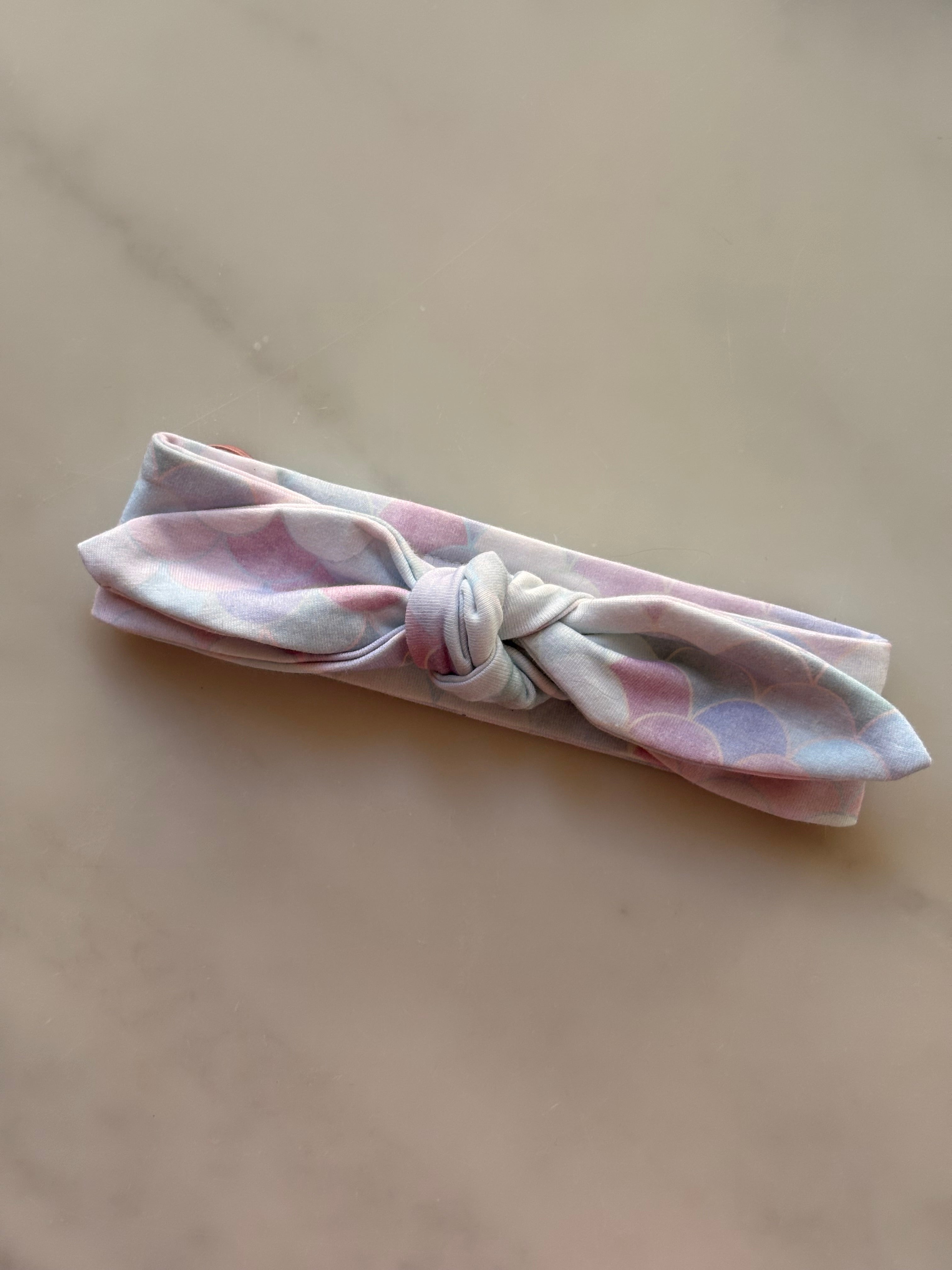 Diadema con lazo de camuflaje para implante coclear/audífono